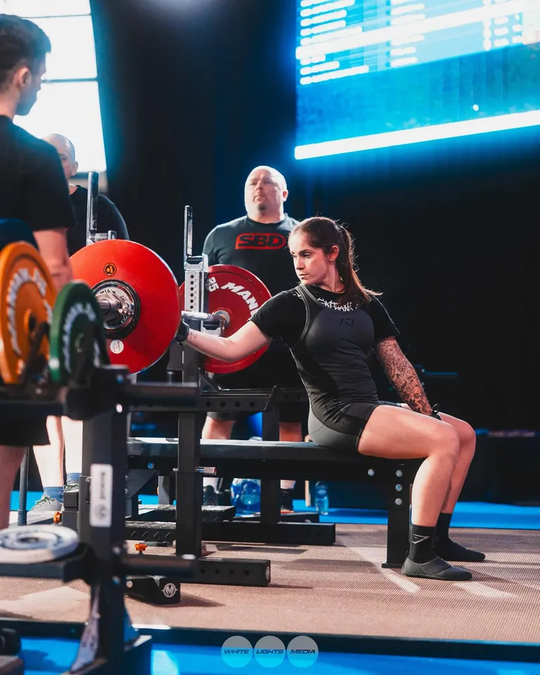 Camille est prête pour son essai au développé couché au championnat. Photo @camille_edde / @whitelightsmediafr.