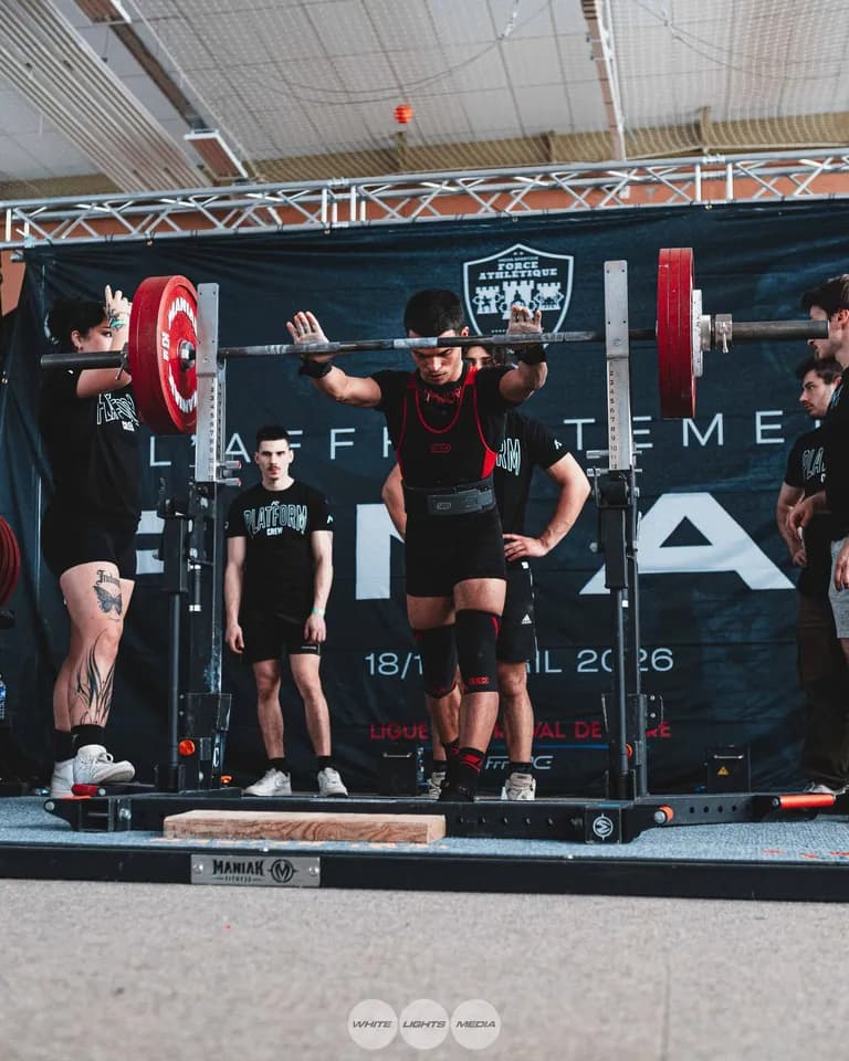 Le moment crucial avant une tentative de squat lors de la compétition à Joué-lès-Tours. Photo @karac_pwrlift / @whitelightsmediafr.