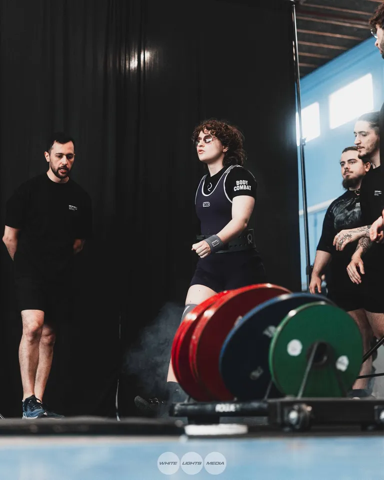 J'ai enfin pu faire une compétition sans couper de poids. Photo @emilia.powerlift / @whitelightsmediafr.