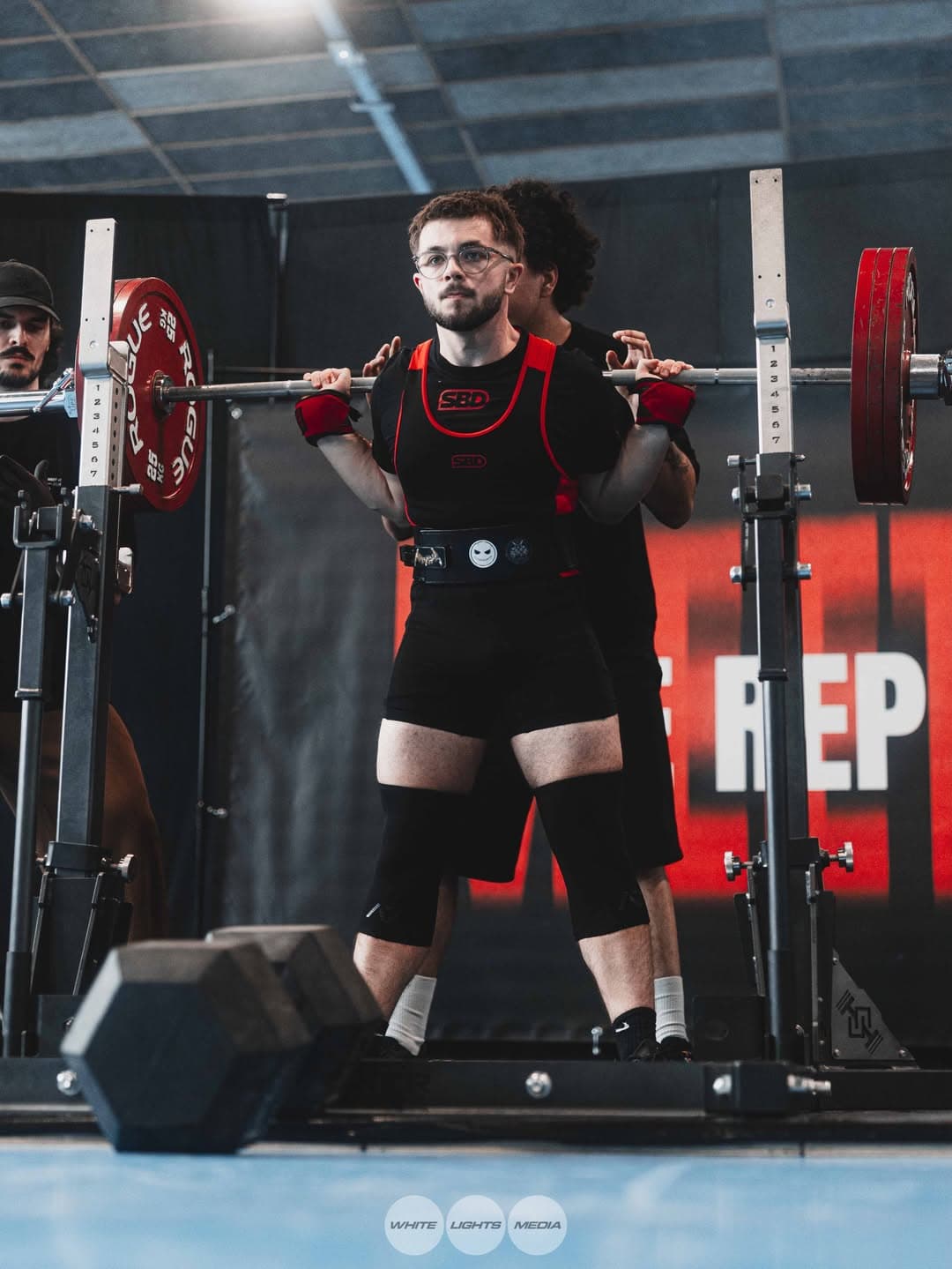 Le squat est un exercice essentiel pour développer la force des jambes. Photo @enzo_ribeir0 / @whitelightsmediafr.
