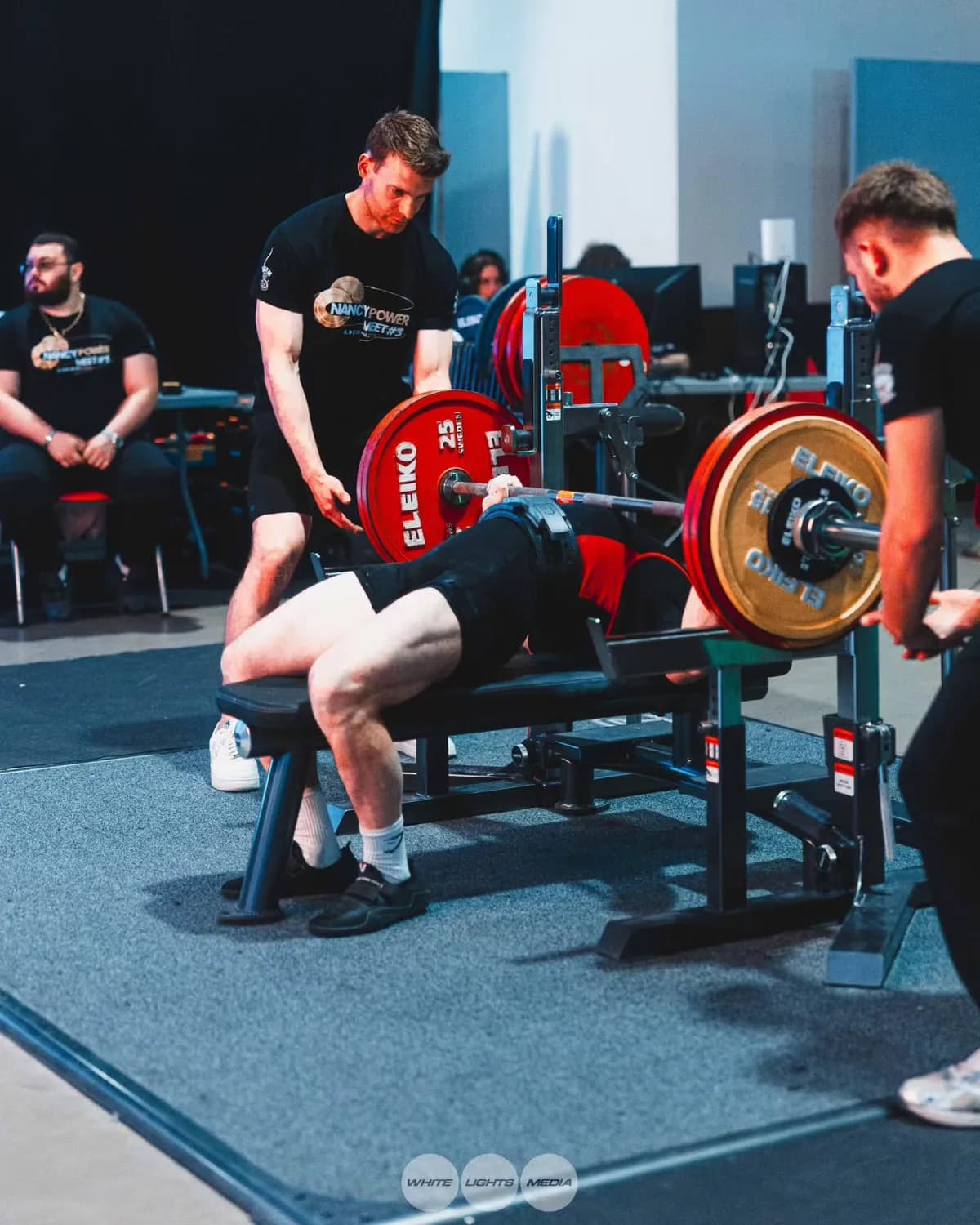 On se prépare pour le développé couché avec 160kg. Photo @jacky_greiner / @whitelightsmediafr.